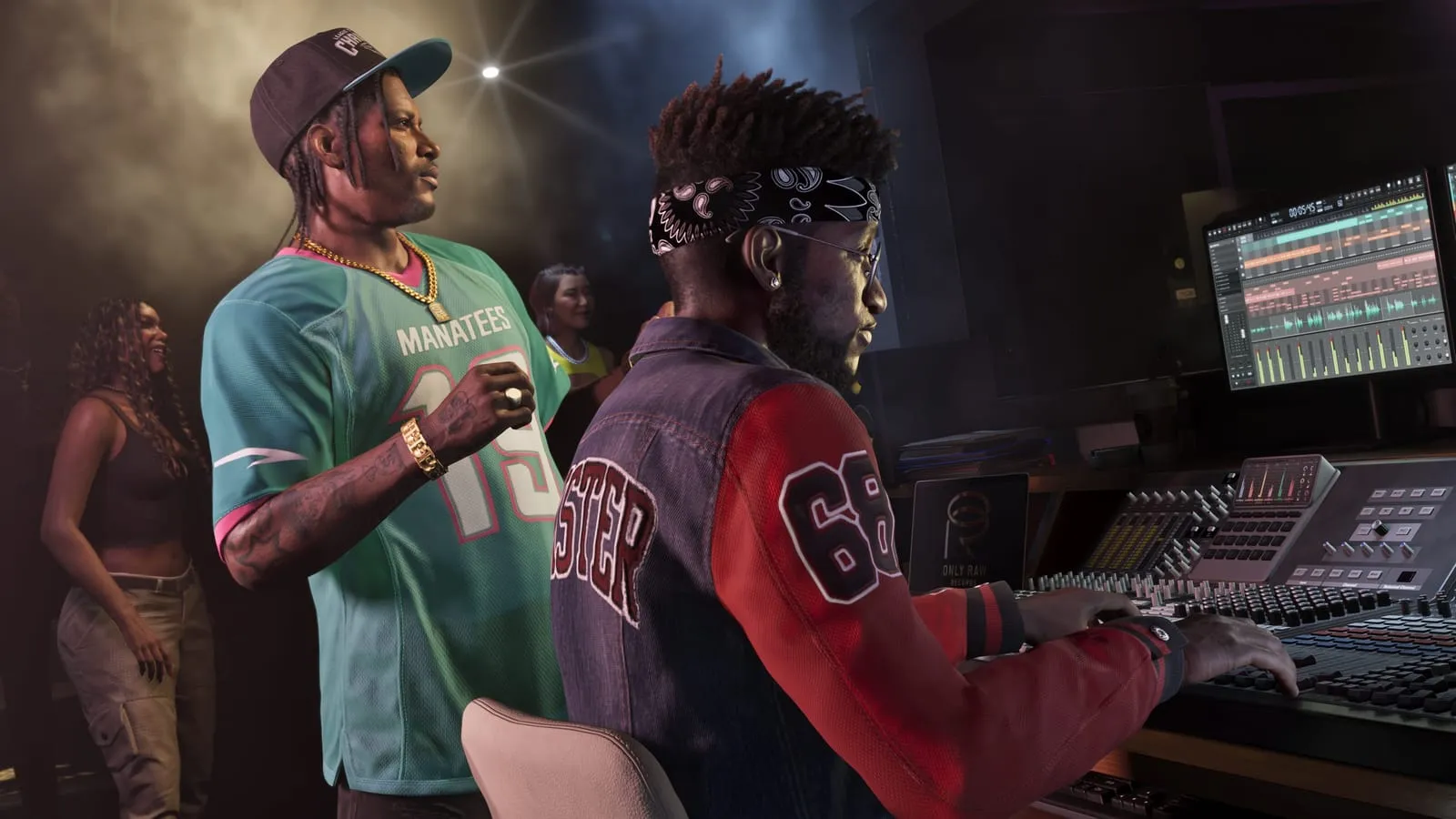 Deux hommes devant une console de mixage dans un studio, session audio à l'écran