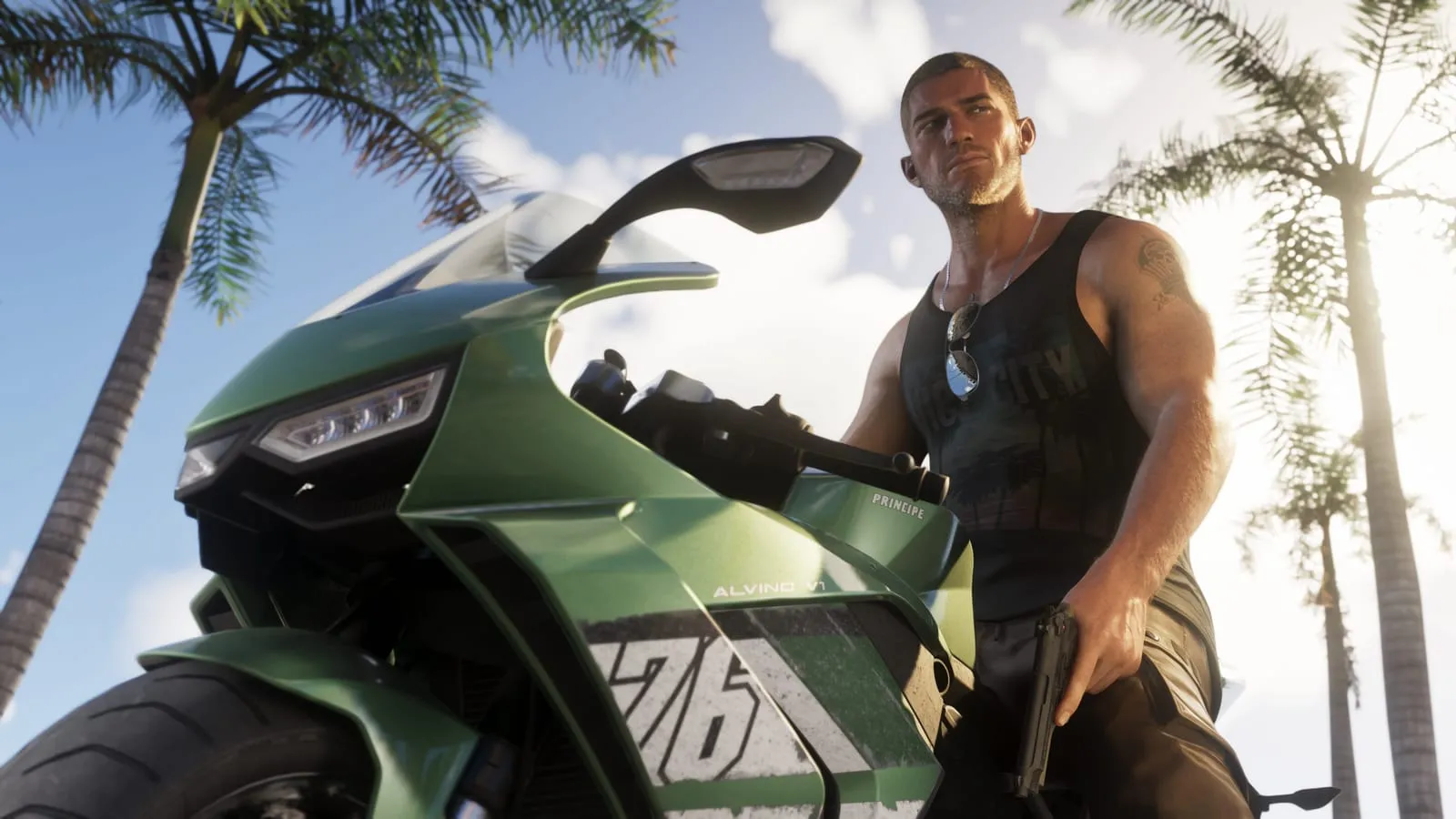 Homme en débardeur assis sur une moto sportive verte, pistolet à la main, sous des palmiers