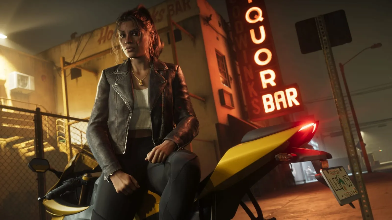 Jeune femme en perfecto assise sur une moto jaune devant l'enseigne néon d'un bar la nuit