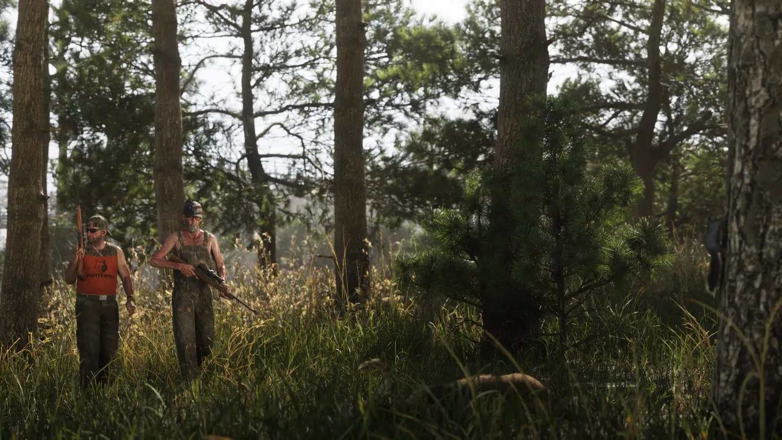 Deux chasseurs armés avançant dans les hautes herbes d'une pinède, un cerf couché au premier plan