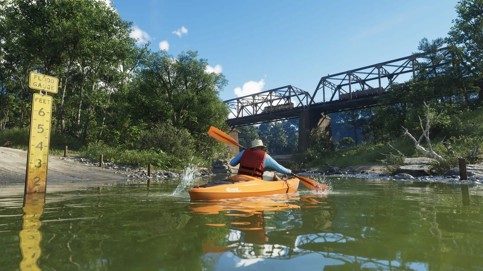 Kayakiste pagayant sur une rivière verte près d'une échelle de crue, pont ferroviaire en arrière-plan