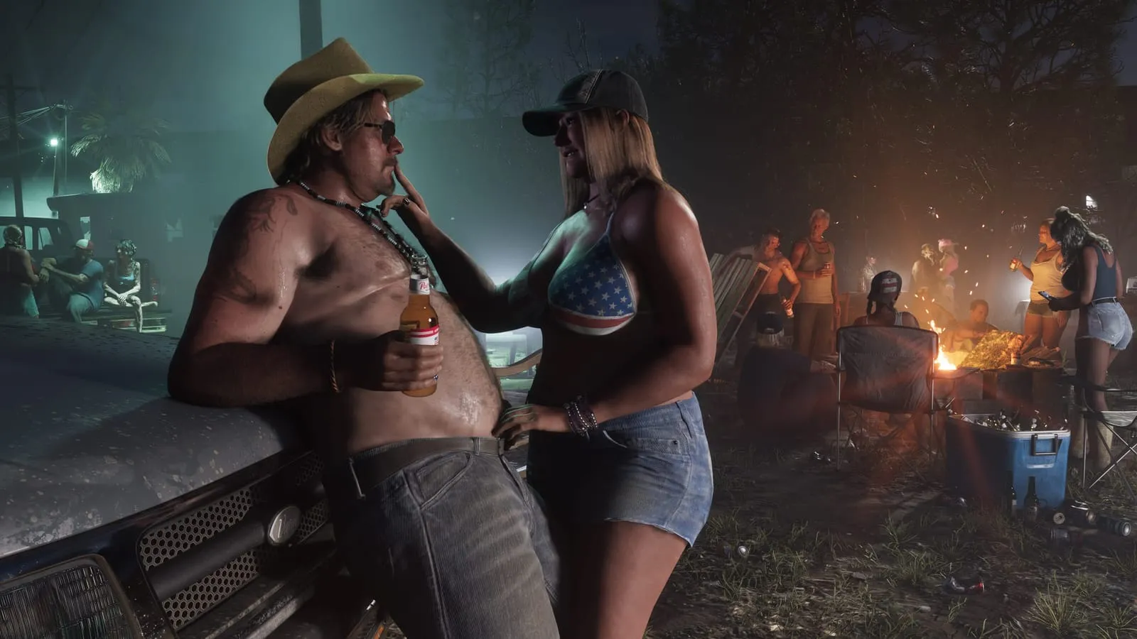 Fête nocturne autour d'un feu, un homme au chapeau de paille et une femme en casquette au premier plan