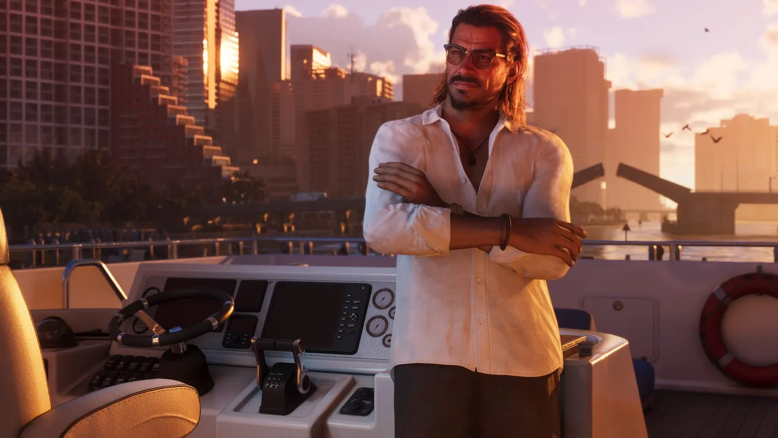 Homme en chemise blanche bras croisés sur un bateau, skyline au coucher du soleil