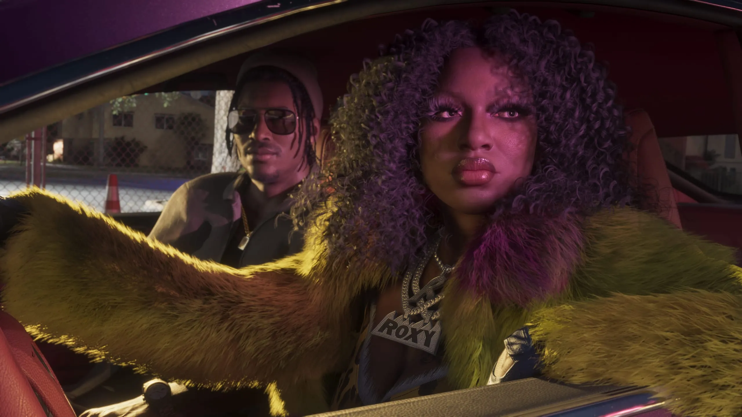 Jeune femme en fourrure jaune, pendentif Roxy, fixe l'objectif depuis une voiture