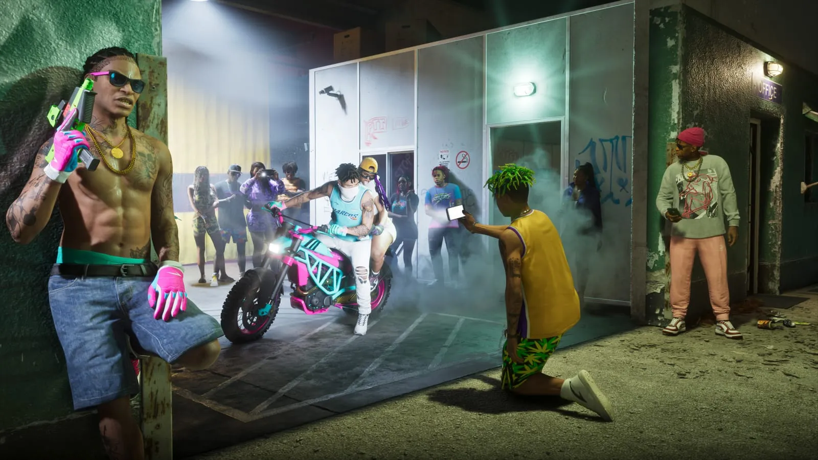 Tournage nocturne improvisé dans une cour de garage autour d’une moto rose et turquoise, fumée et projecteur