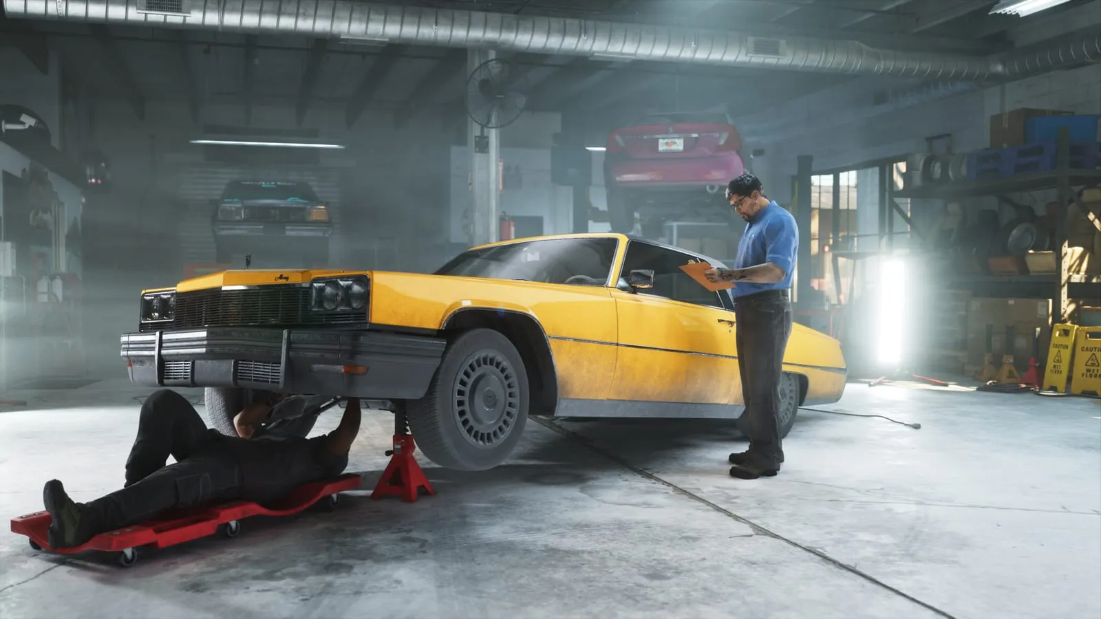 Garage automobile, berline jaune sur chandelles, mécanicien allongé dessous et second homme prenant des notes