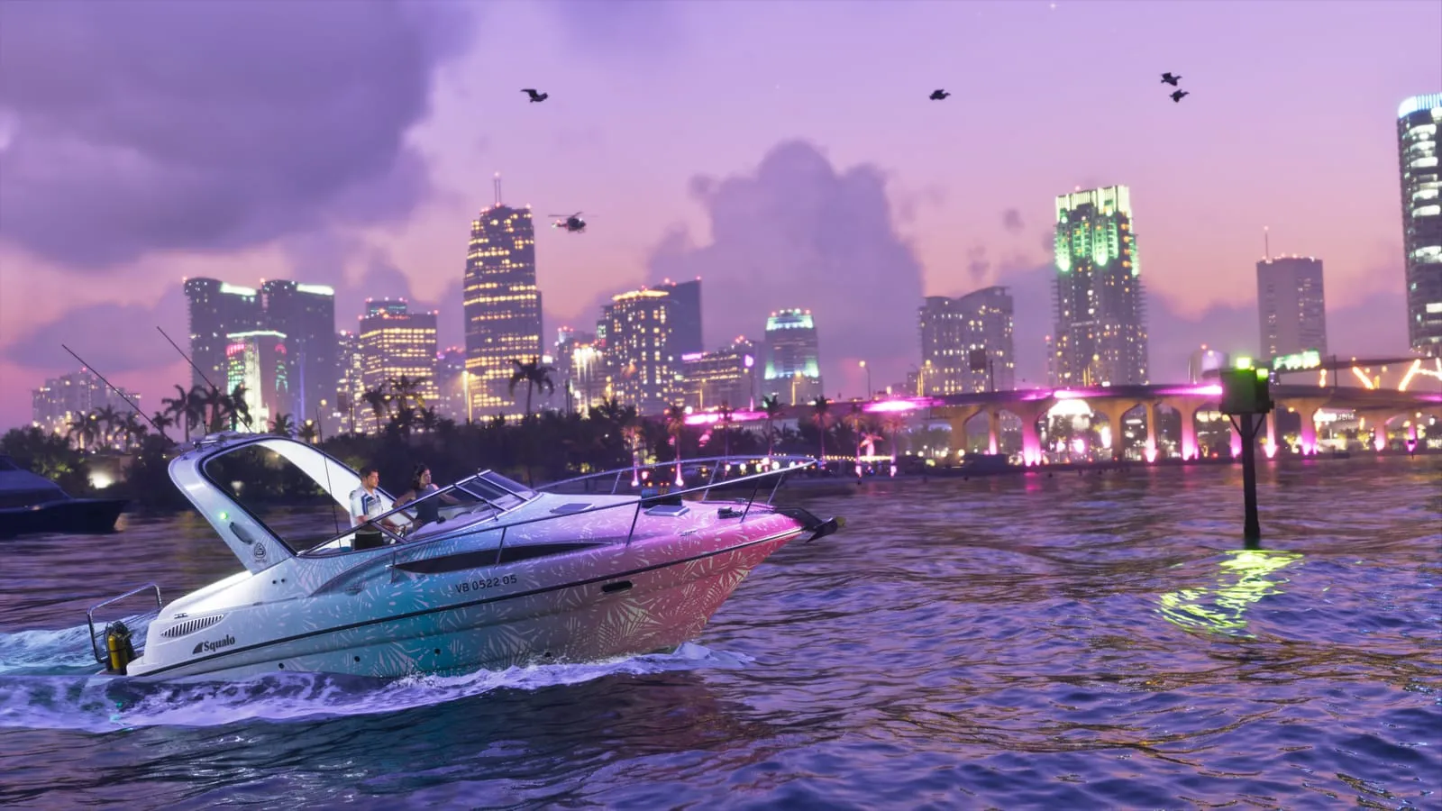 Bateau à moteur Squalo rose et turquoise filant devant la skyline illuminée à la tombée du jour