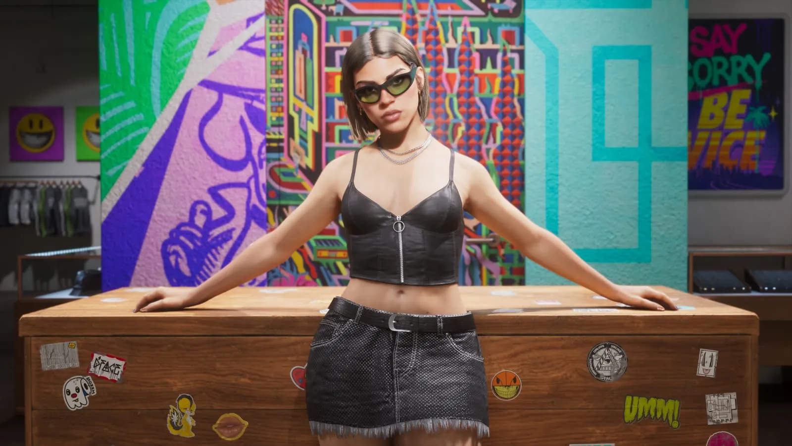 Femme en bustier de cuir et lunettes vertes accoudée au comptoir d'une boutique aux murs très colorés