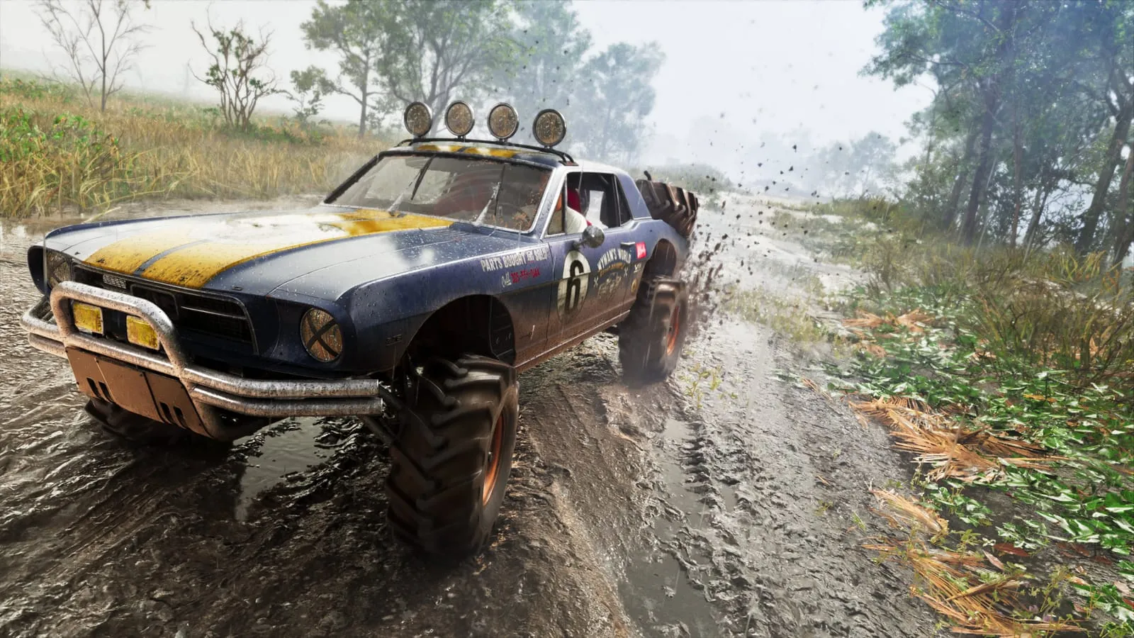Coupé bleu transformé en buggy tout-terrain lancé sur une piste boueuse sous la pluie