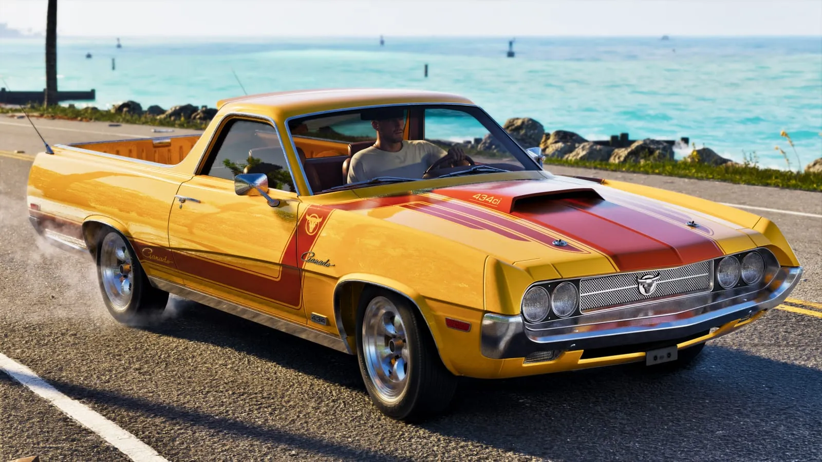 Pick-up coupé jaune à bandes rouges roulant sur une route côtière au bord d'une mer turquoise