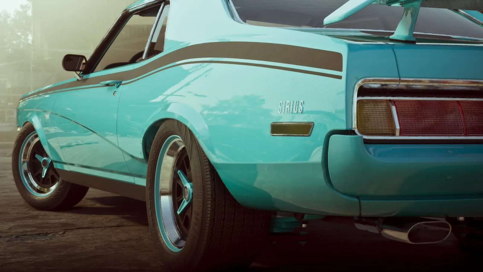 Arrière d'un coupé fastback turquoise à bande dorée, badge Sirius et jantes chromées